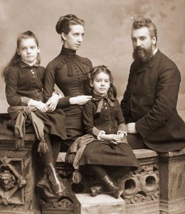 Portrett av Alexander Graham Bell, hans kone Mabel Gardiner Hubbard og deres døtre Elsie og Marian ca. 1885rn